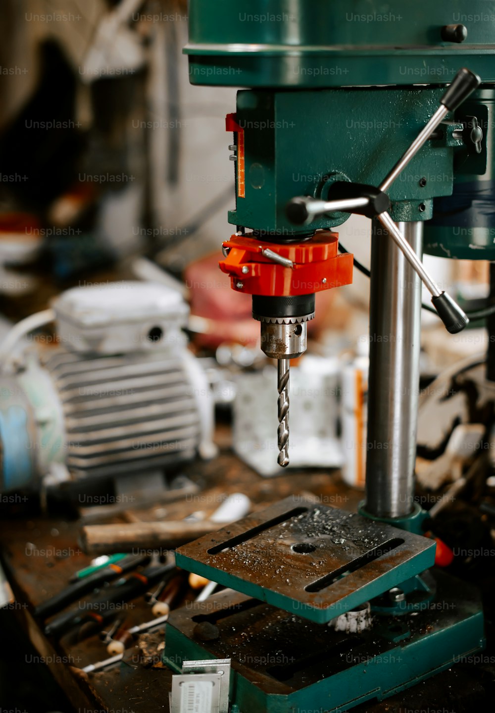 uma máquina que está sentada em uma mesa