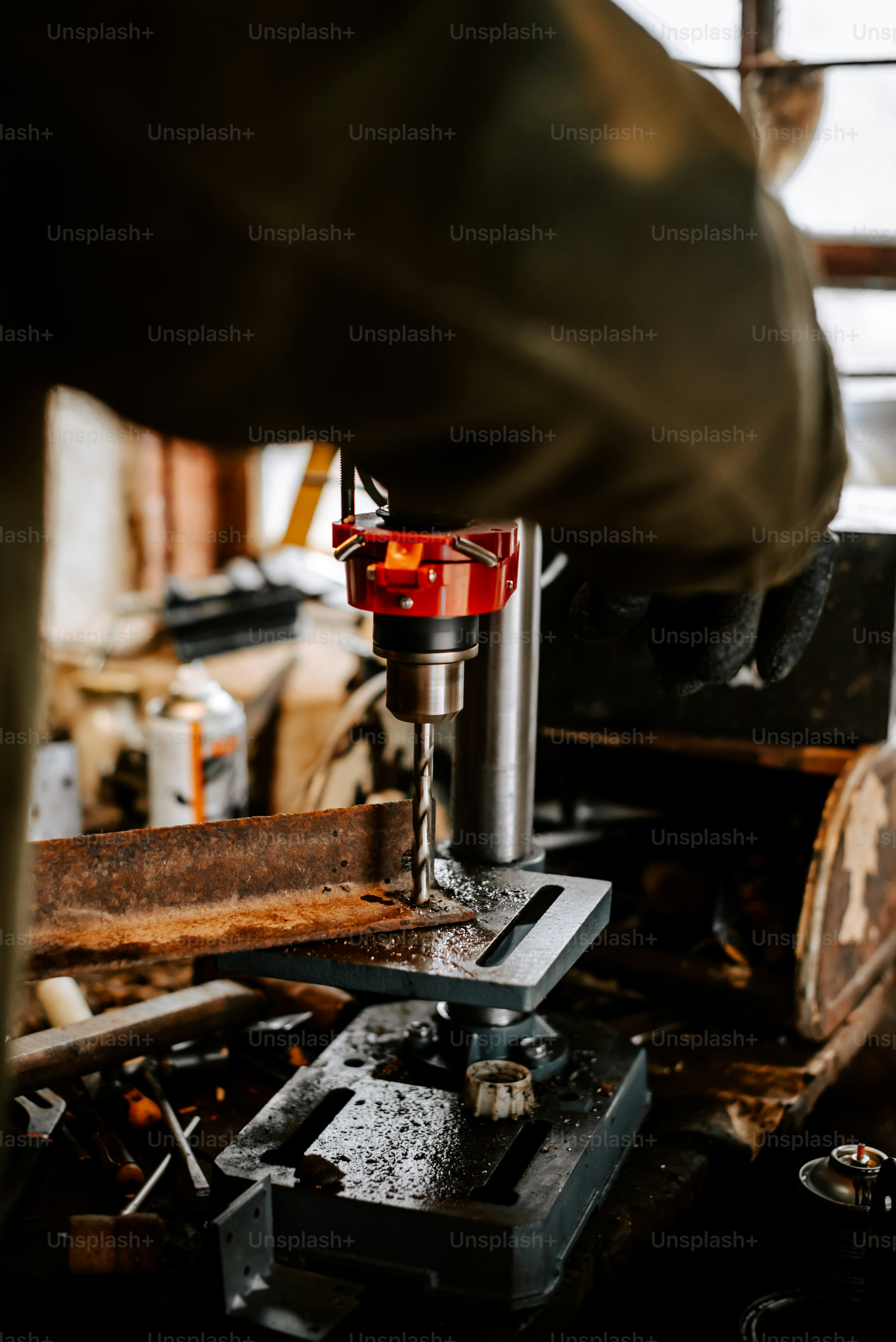 una fresatrice con una luce rossa sopra di essa