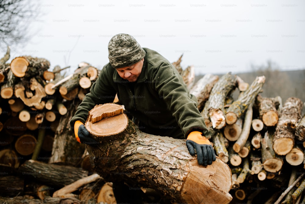 um homem cortando um tronco com uma motosserra