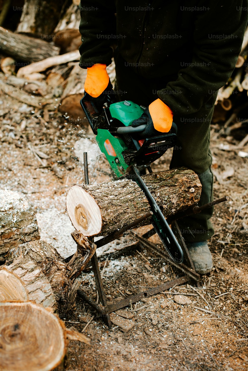 una persona che usa una motosega per tagliare un albero