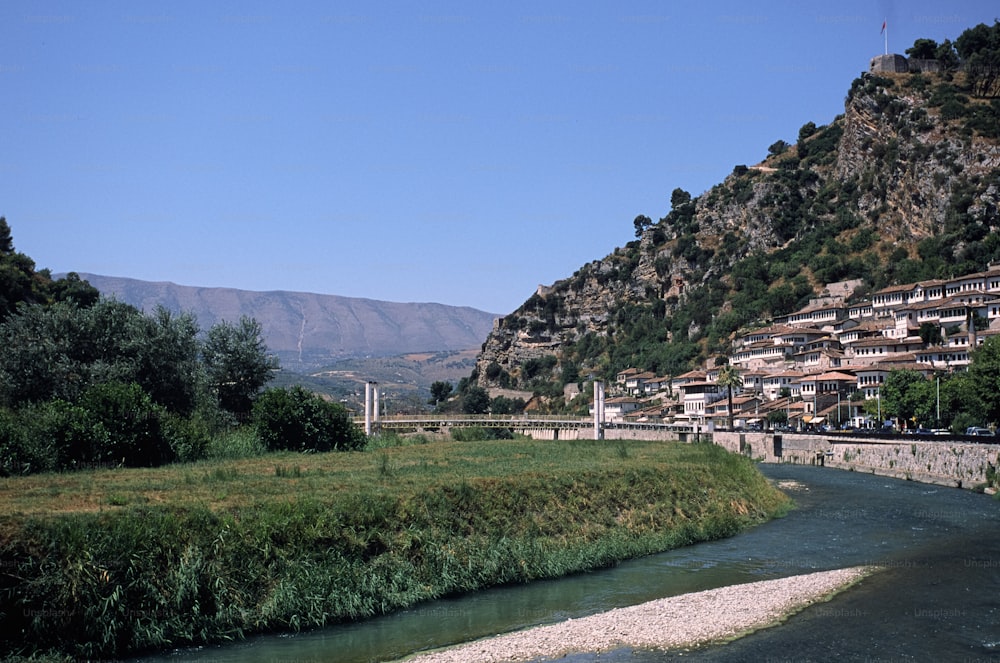 Un fiume che attraversa una lussureggiante collina verde