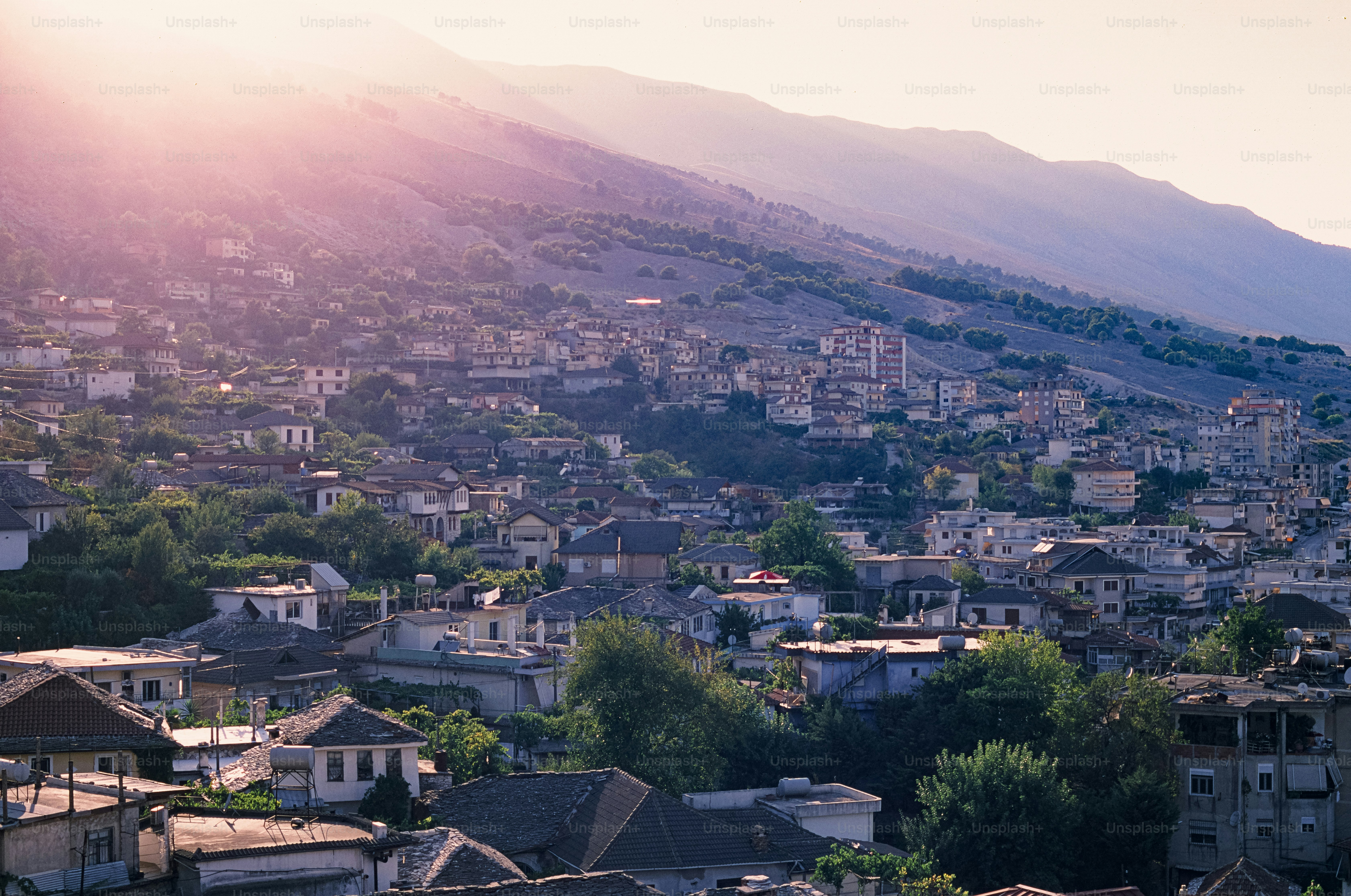 Blick auf eine Stadt mit Bergen im Hintergrund