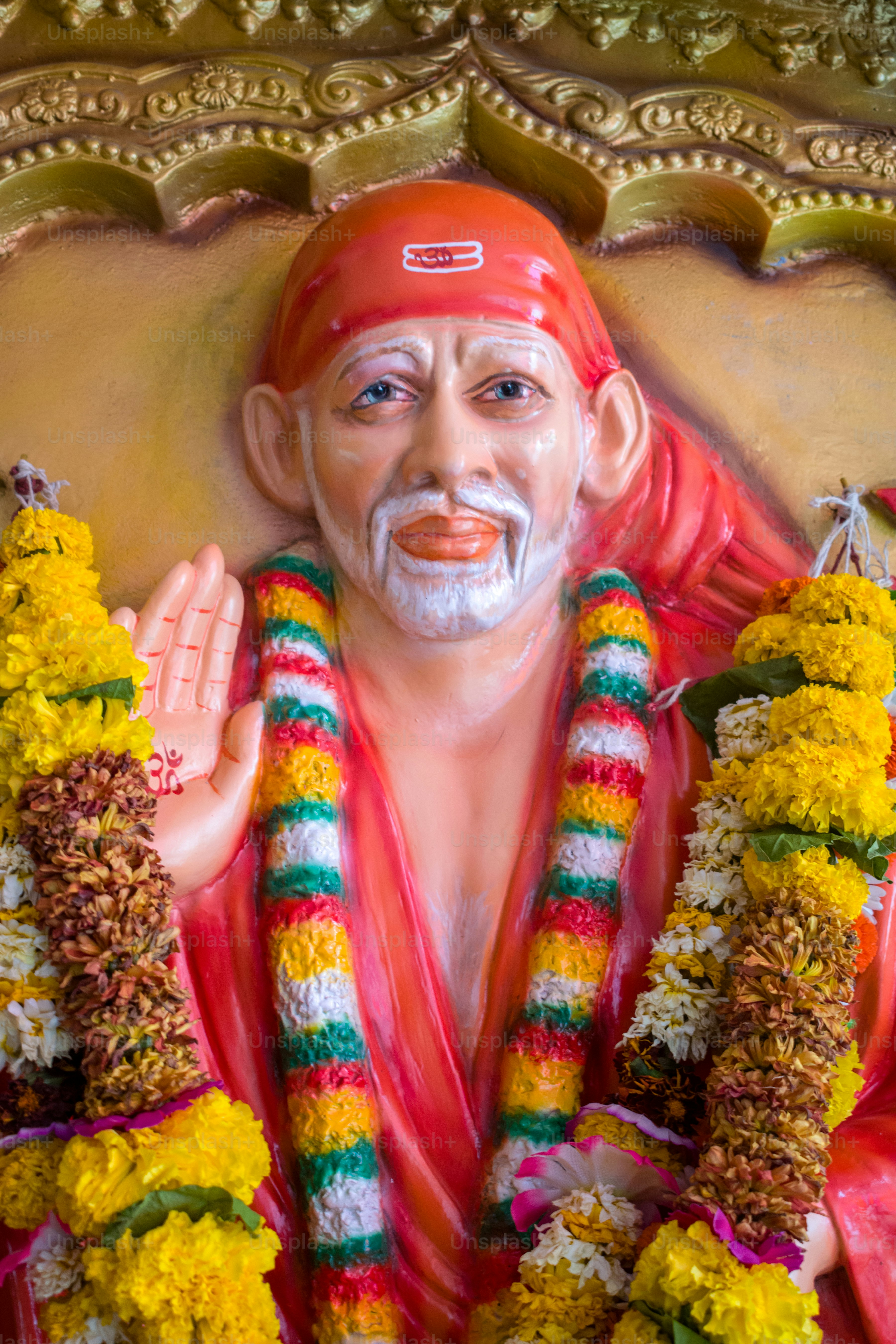 Eine Statue eines Mannes mit Blumen um den Hals