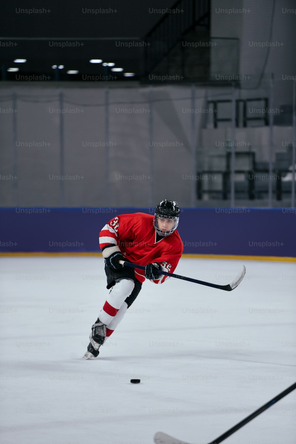 Ein Mann im roten Trikot spielt Hockey
