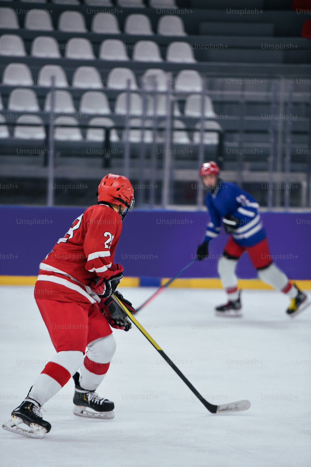 Un par de hombres jugando un partido de hockey sobre hielo