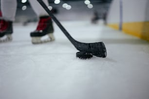 un primo piano di un bastone da hockey e un disco da hockey
