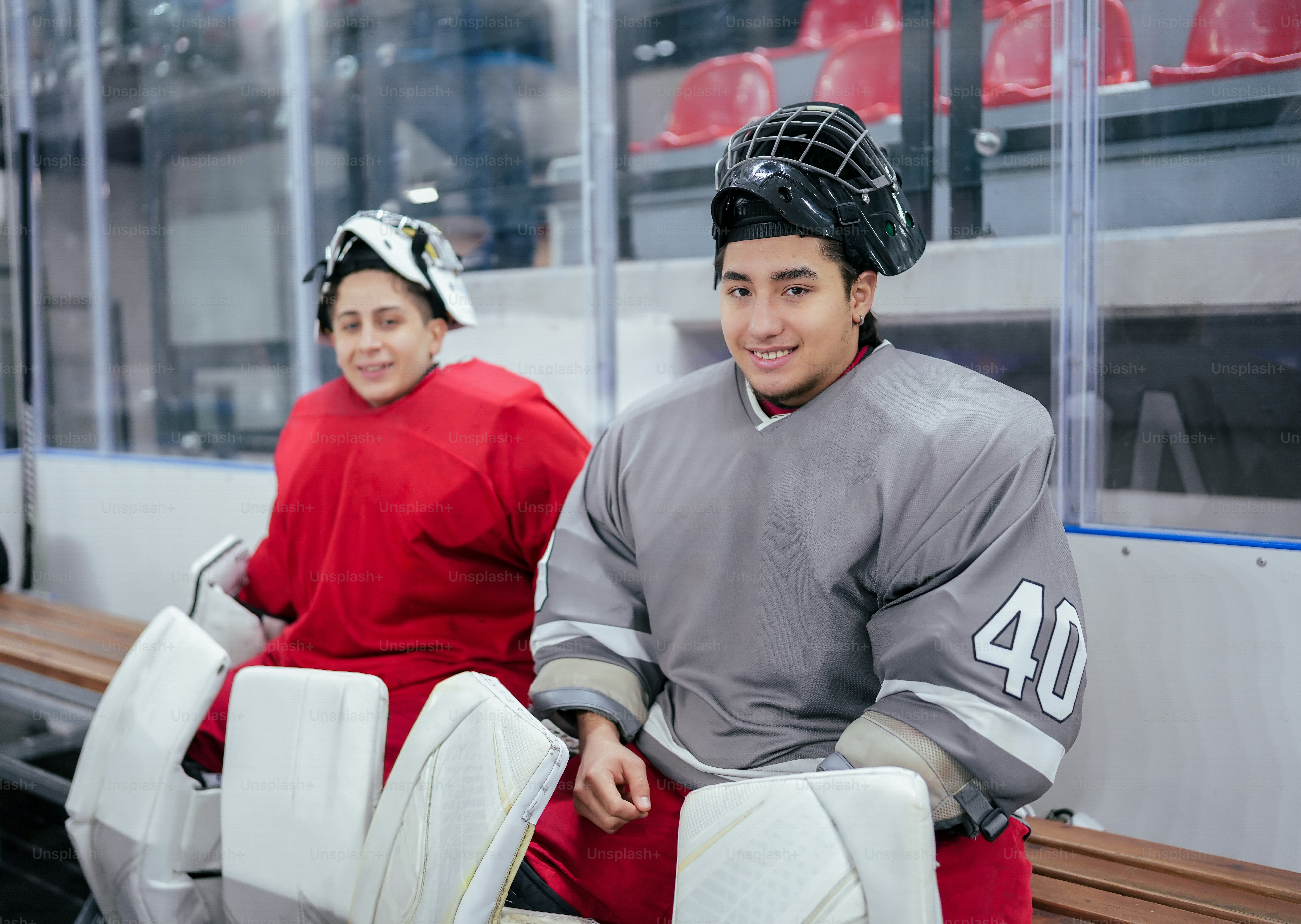 Un par de personas que están sentadas en un banco