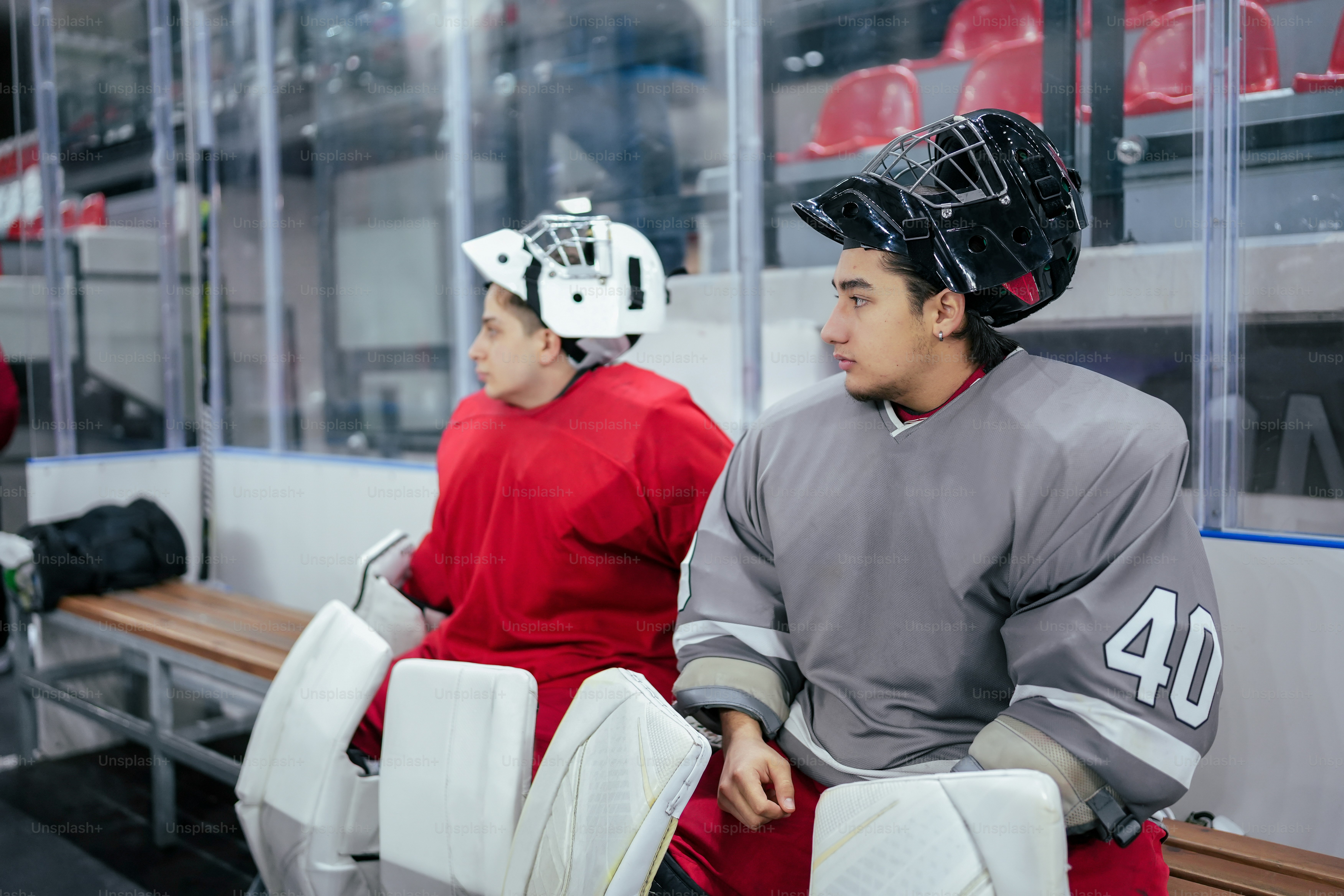 Un par de hombres sentados uno al lado del otro en un banco