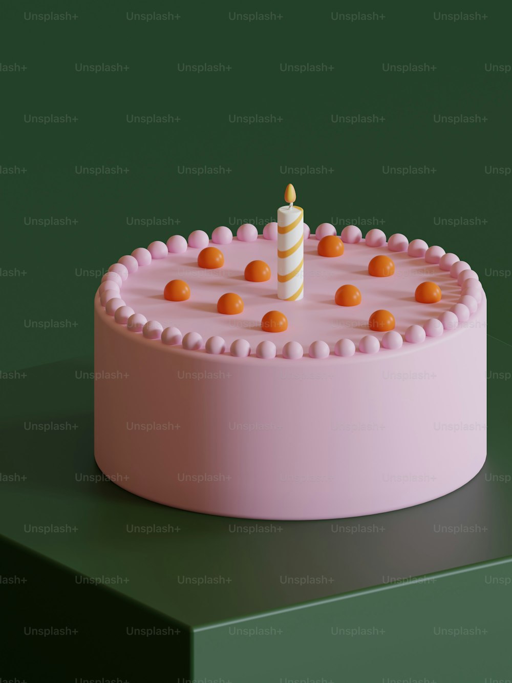 その上に1本のろうそくが付いたピンクのケーキ