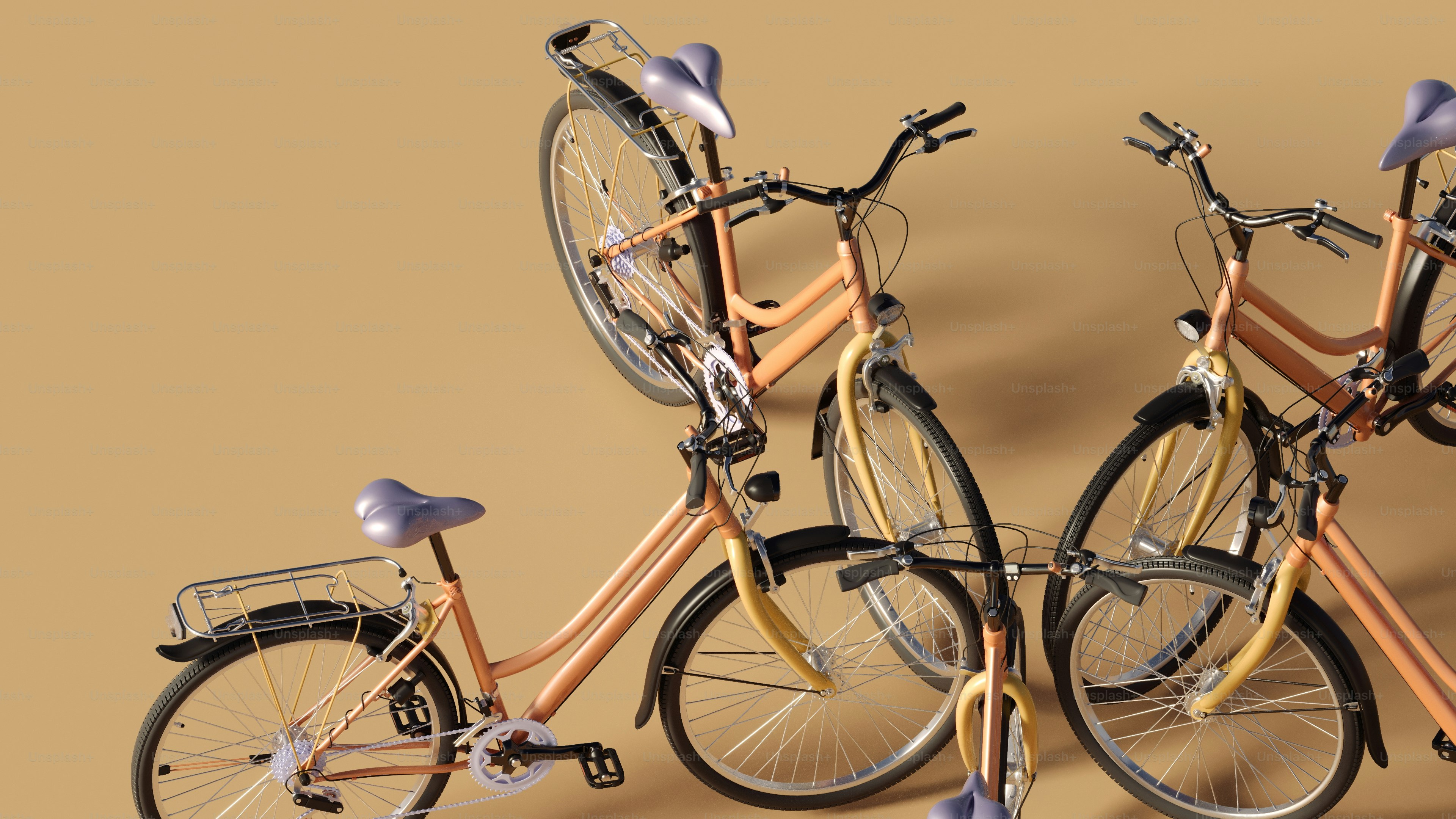 duas bicicletas estão de pé uma ao lado da outra