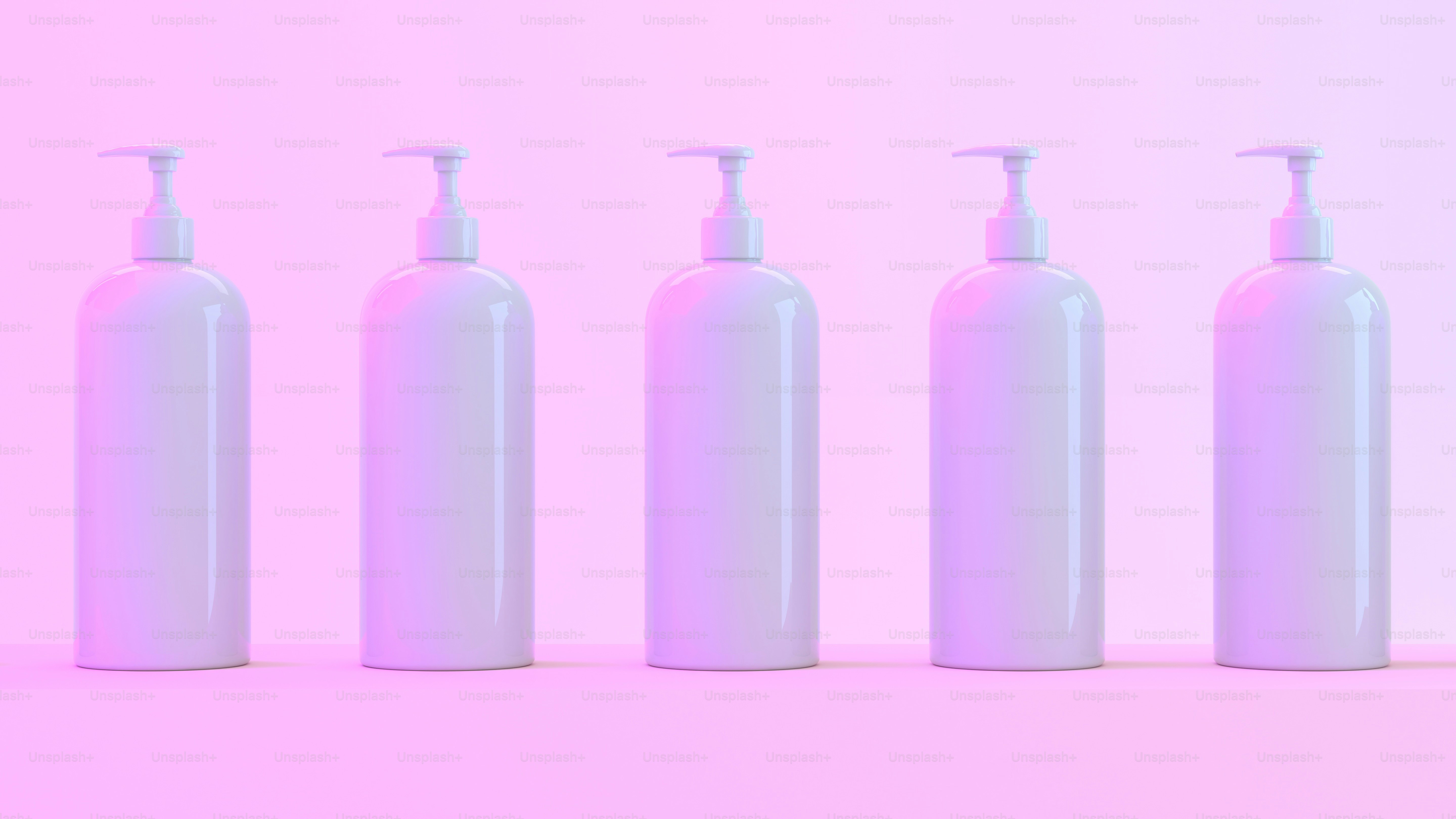 une rangée de bouteilles blanches avec distributeurs de savon sur fond rose