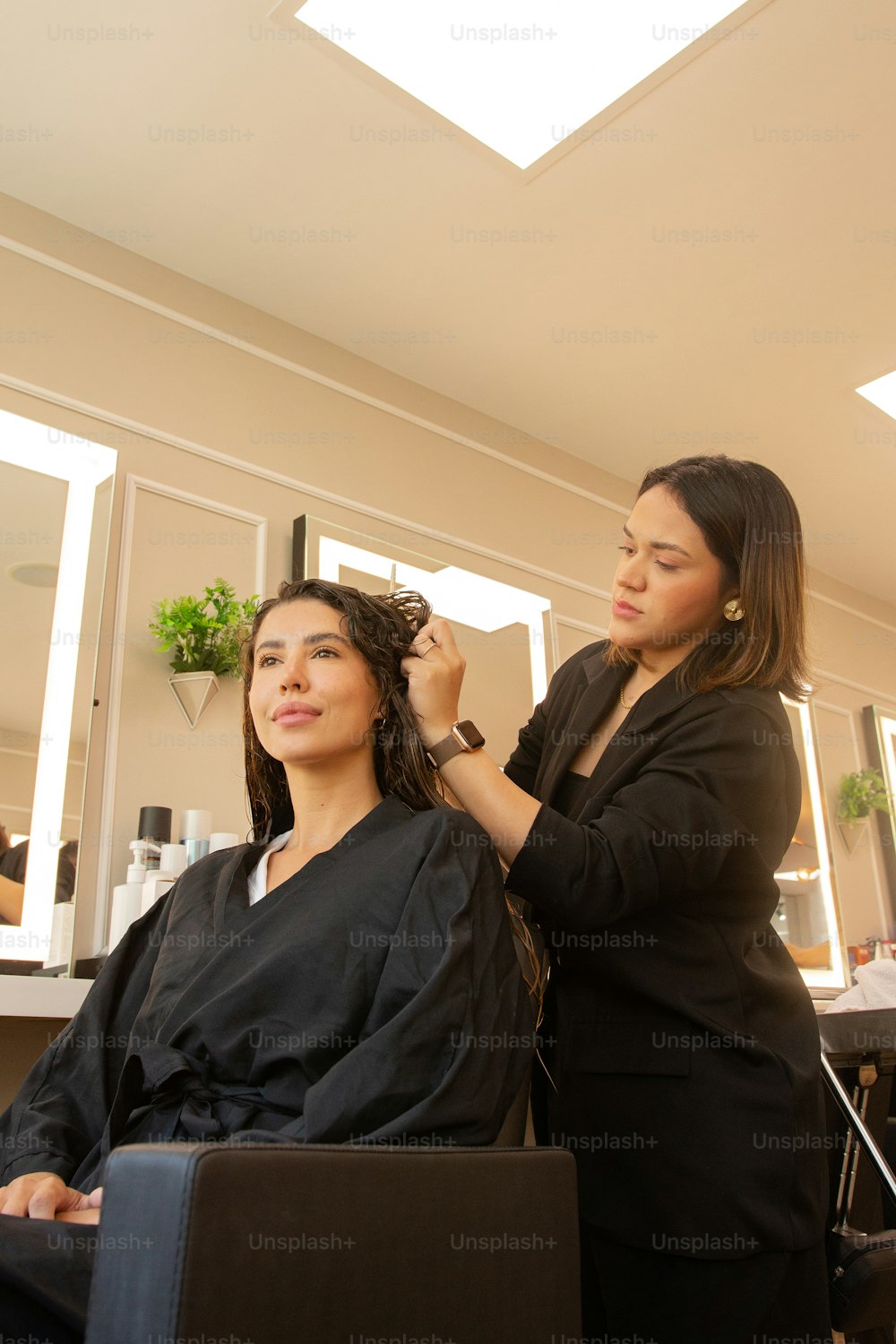 uma mulher está fazendo o cabelo em um salão de beleza