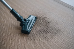 un primo piano di un aspirapolvere su un tappeto