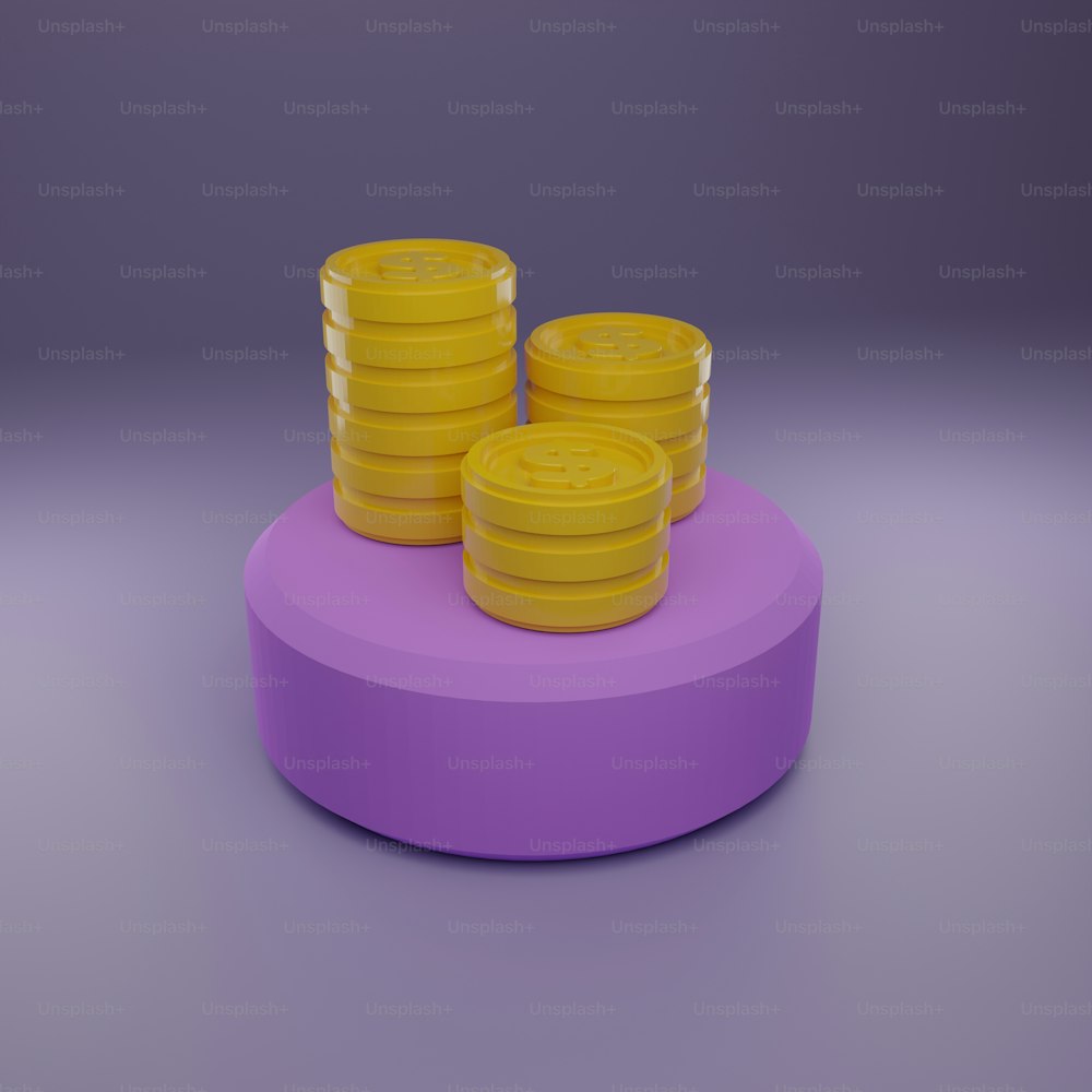Una pila di monete gialle sedute in cima a un tavolo viola