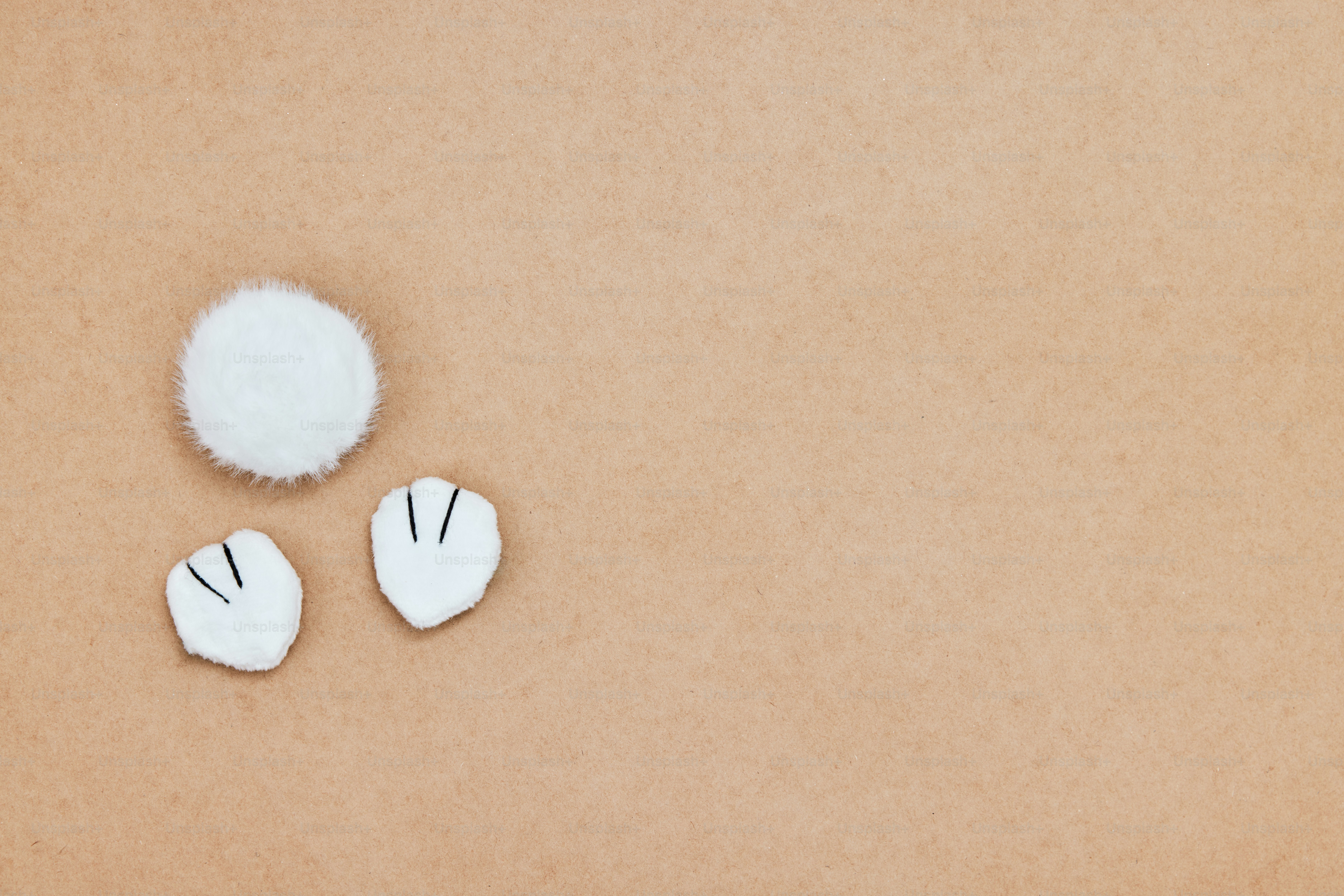 Un par de guantes blancos sobre una superficie marrón