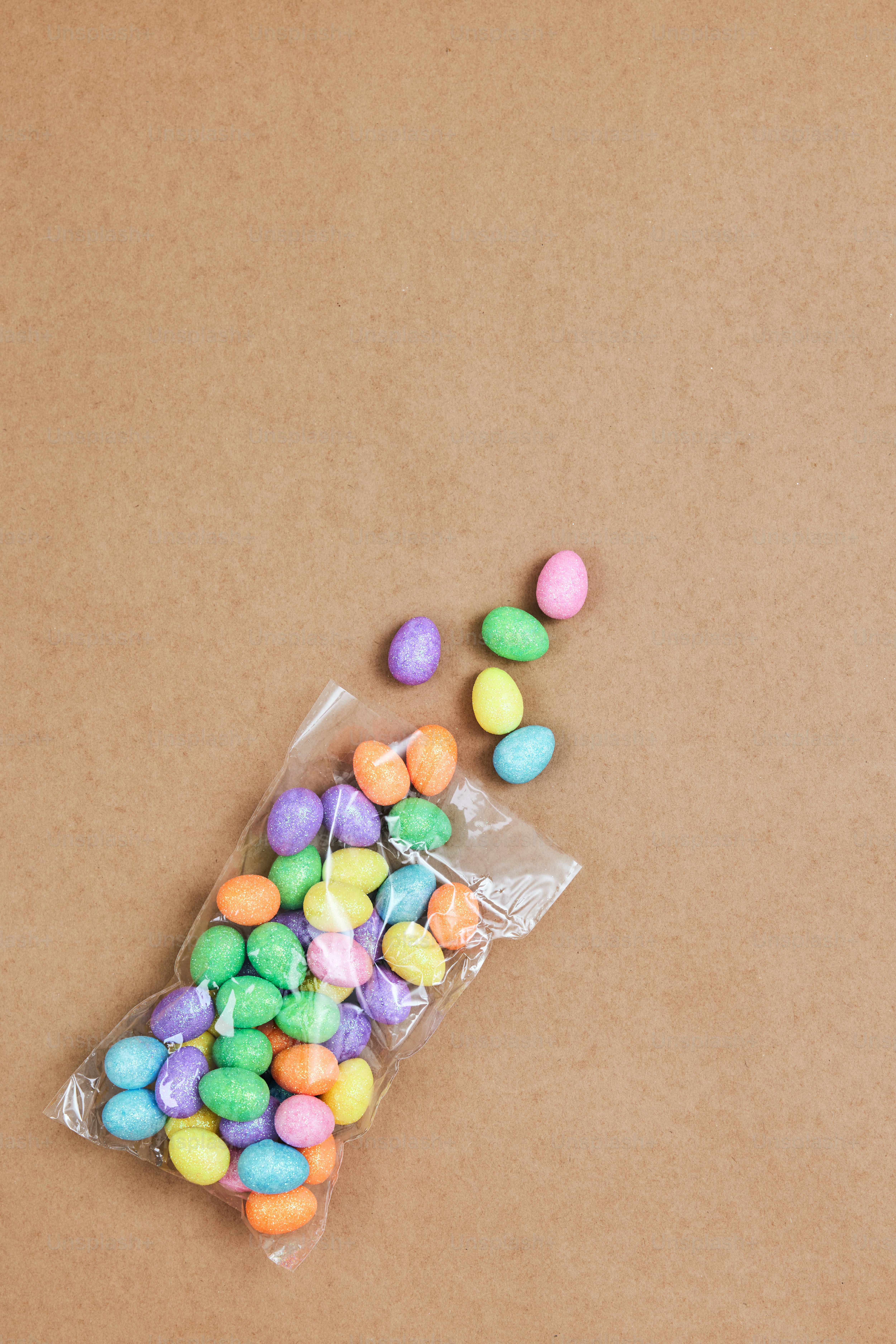 Una bolsa llena de dulces encima de una mesa