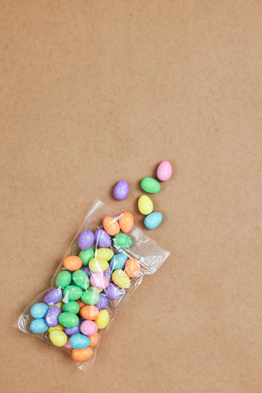 um saco cheio de doces sentado em cima de uma mesa