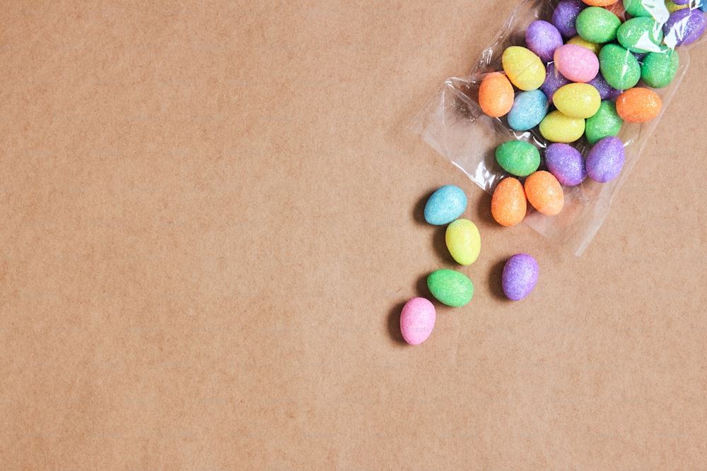 un sac rempli de bonbons posé sur une table