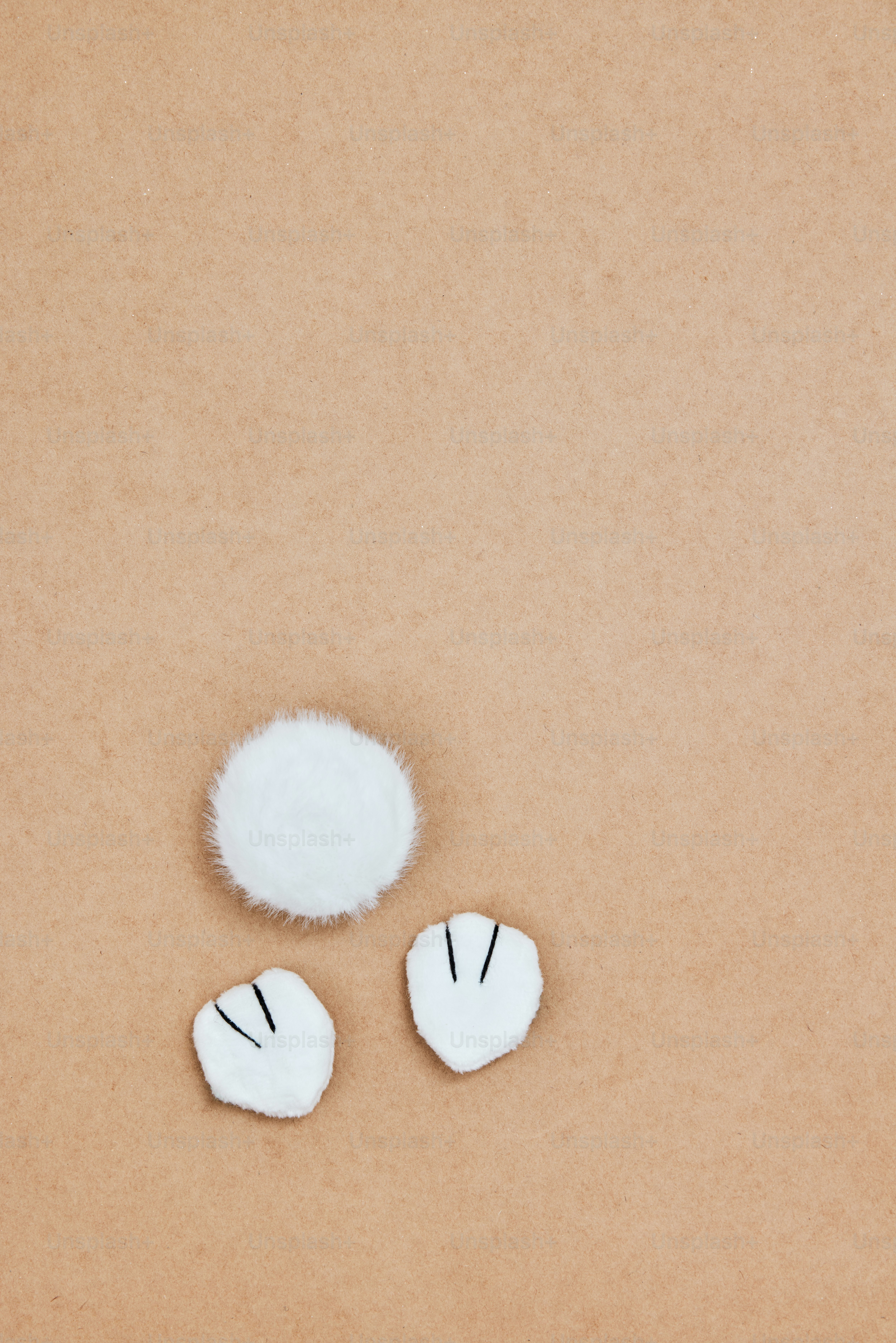 Un par de objetos blancos sentados encima de una mesa