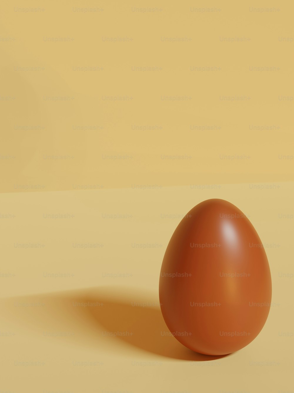 un uovo marrone seduto sopra un tavolo