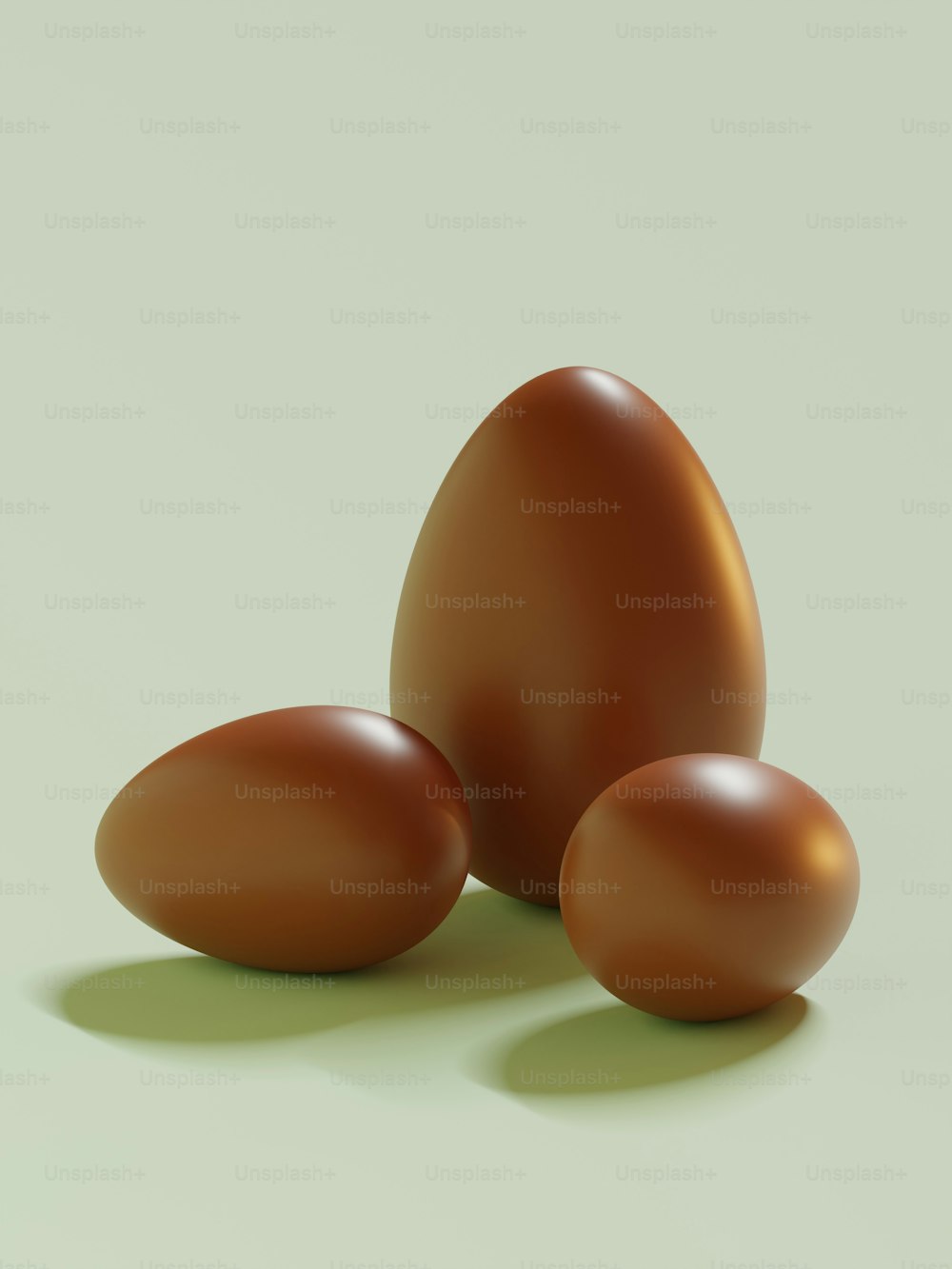 Tre uova marroni sedute una sopra l'altra
