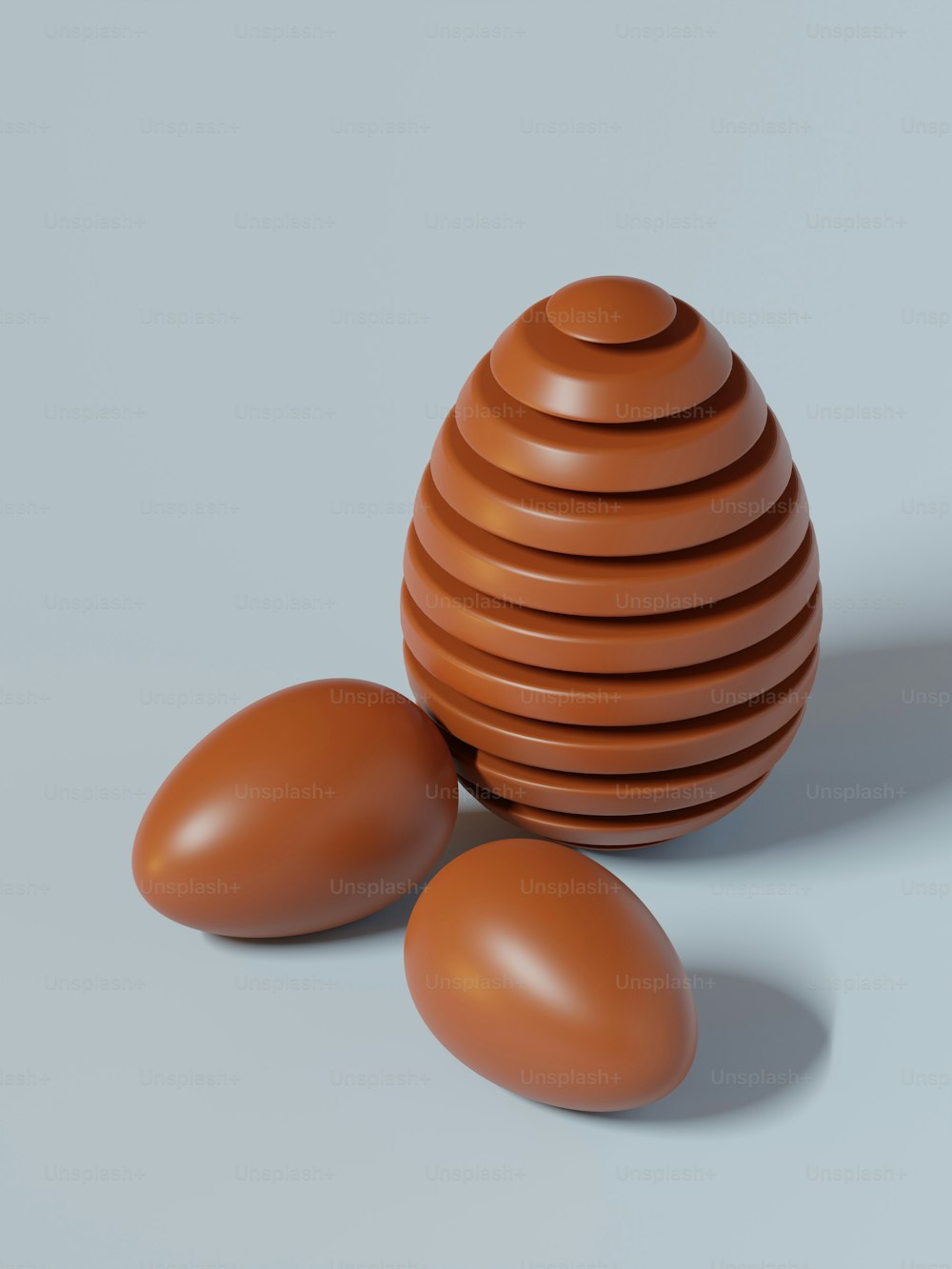 Un huevo marrón sentado encima de una pila de huevos marrones