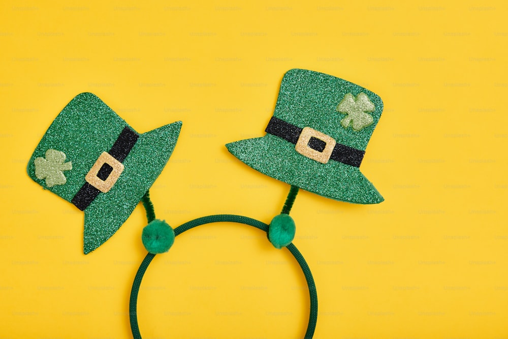 un paio di cappelli verdi su una fascia verde