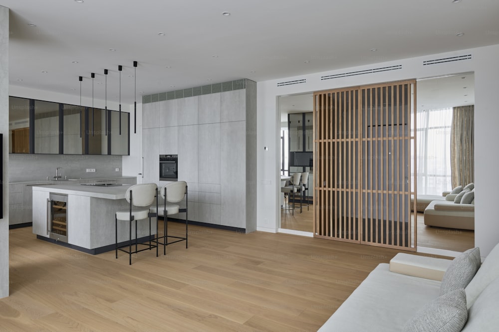 una cocina moderna y sala de estar con pisos de madera