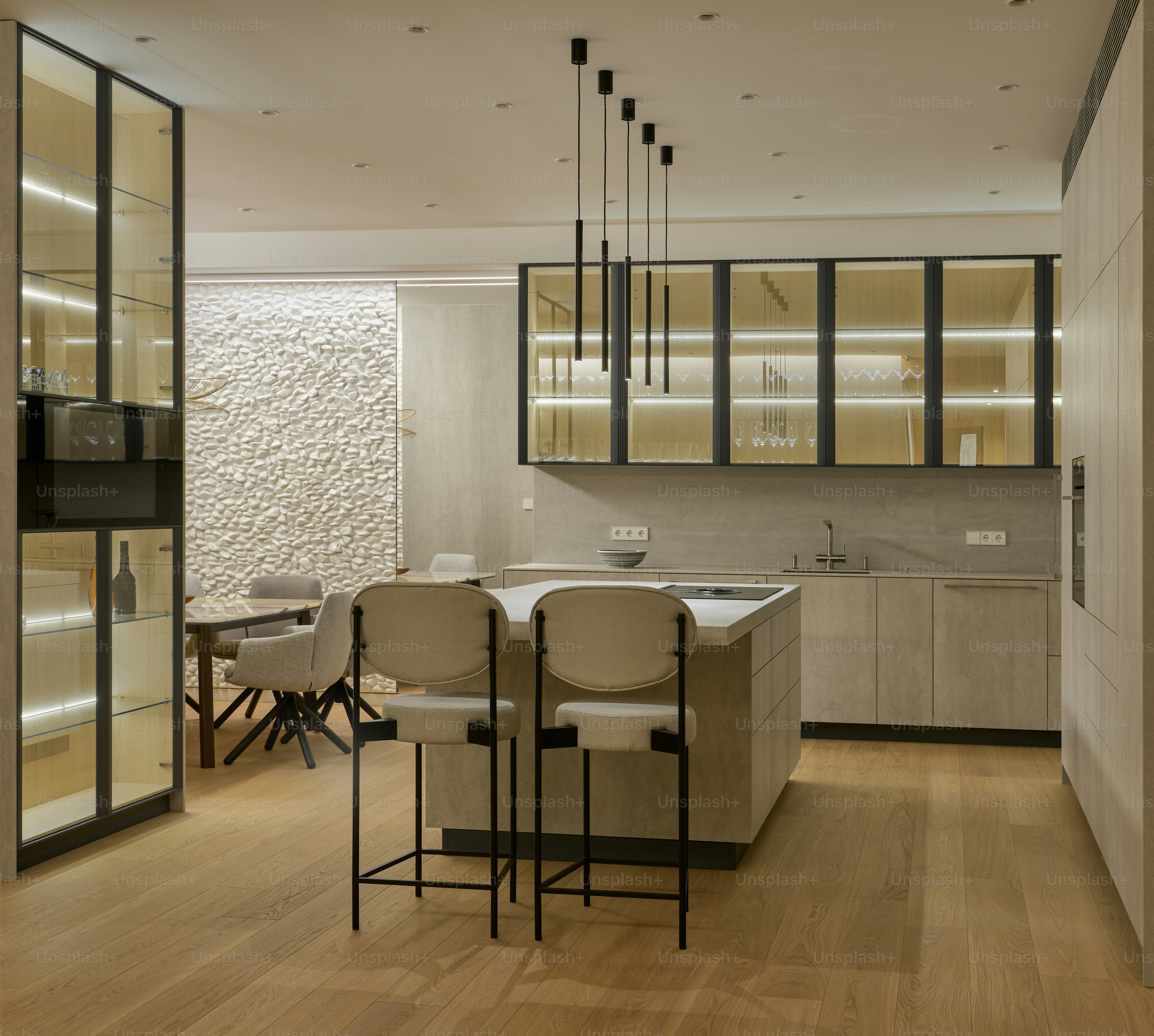eine Küche mit Tisch, Stühlen und Kühlschrank