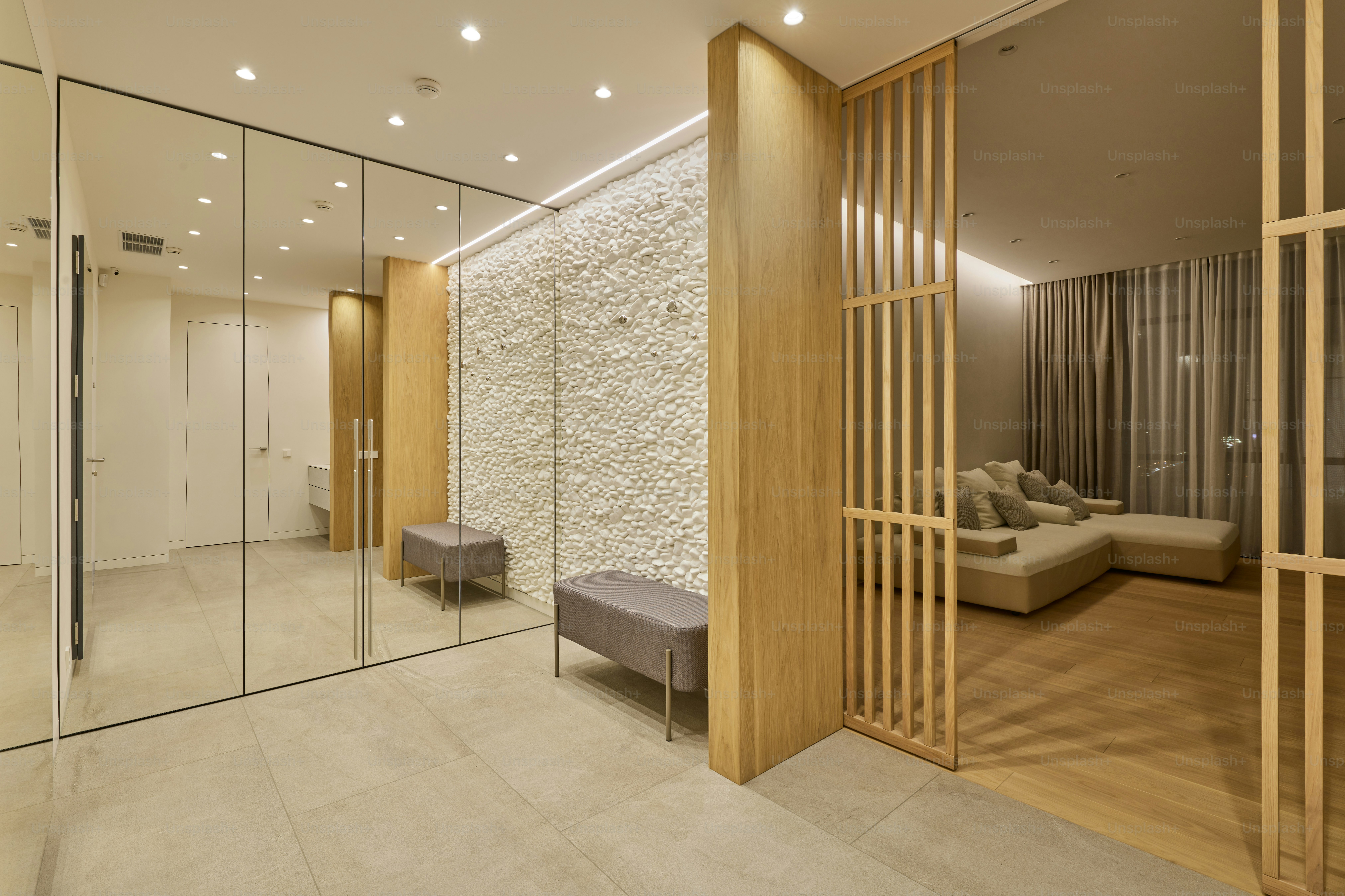 un salon avec un canapé une chaise et un miroir