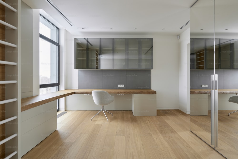 una habitación con un escritorio, una silla y una ventana