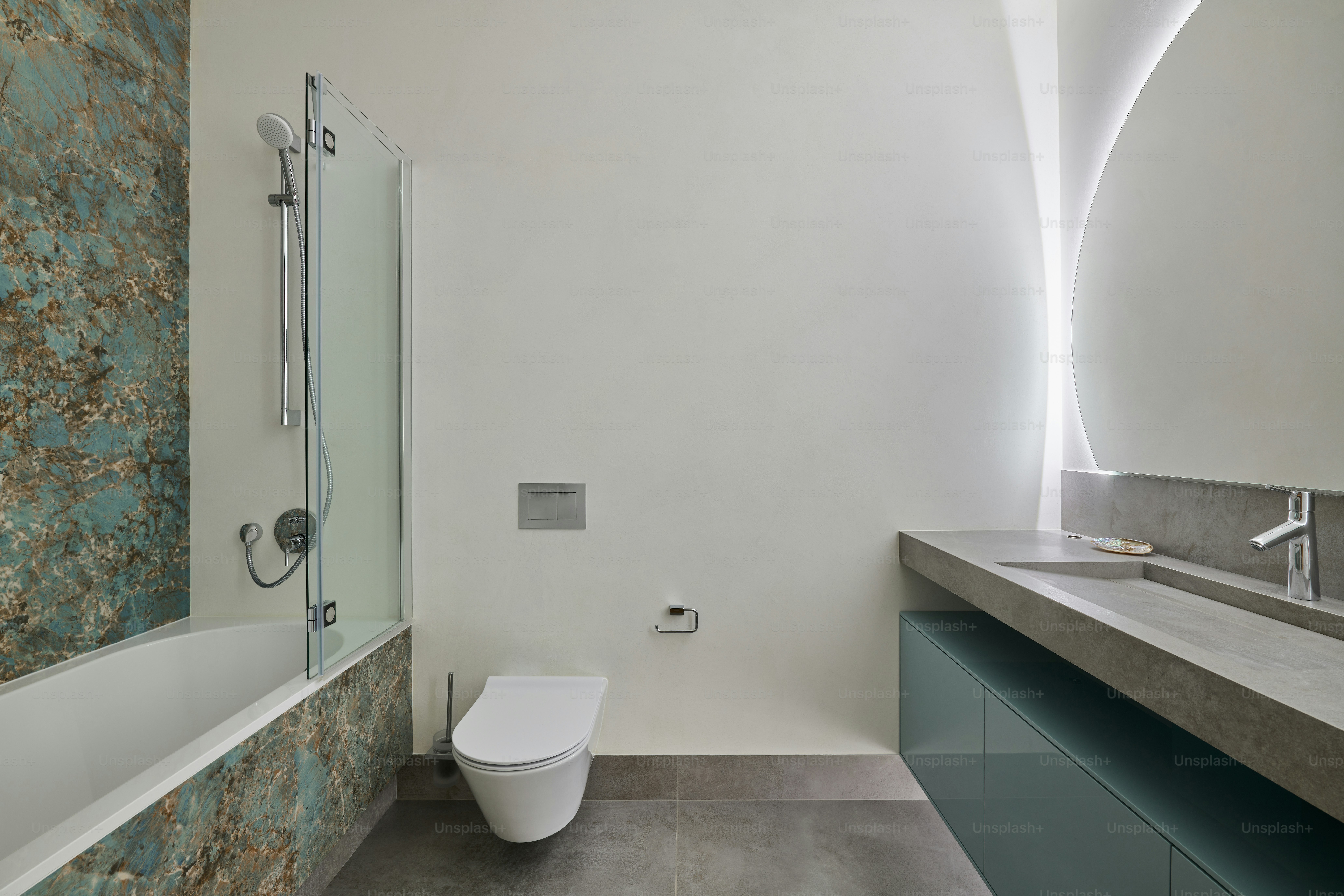 un bagno con wc, lavandino e vasca da bagno