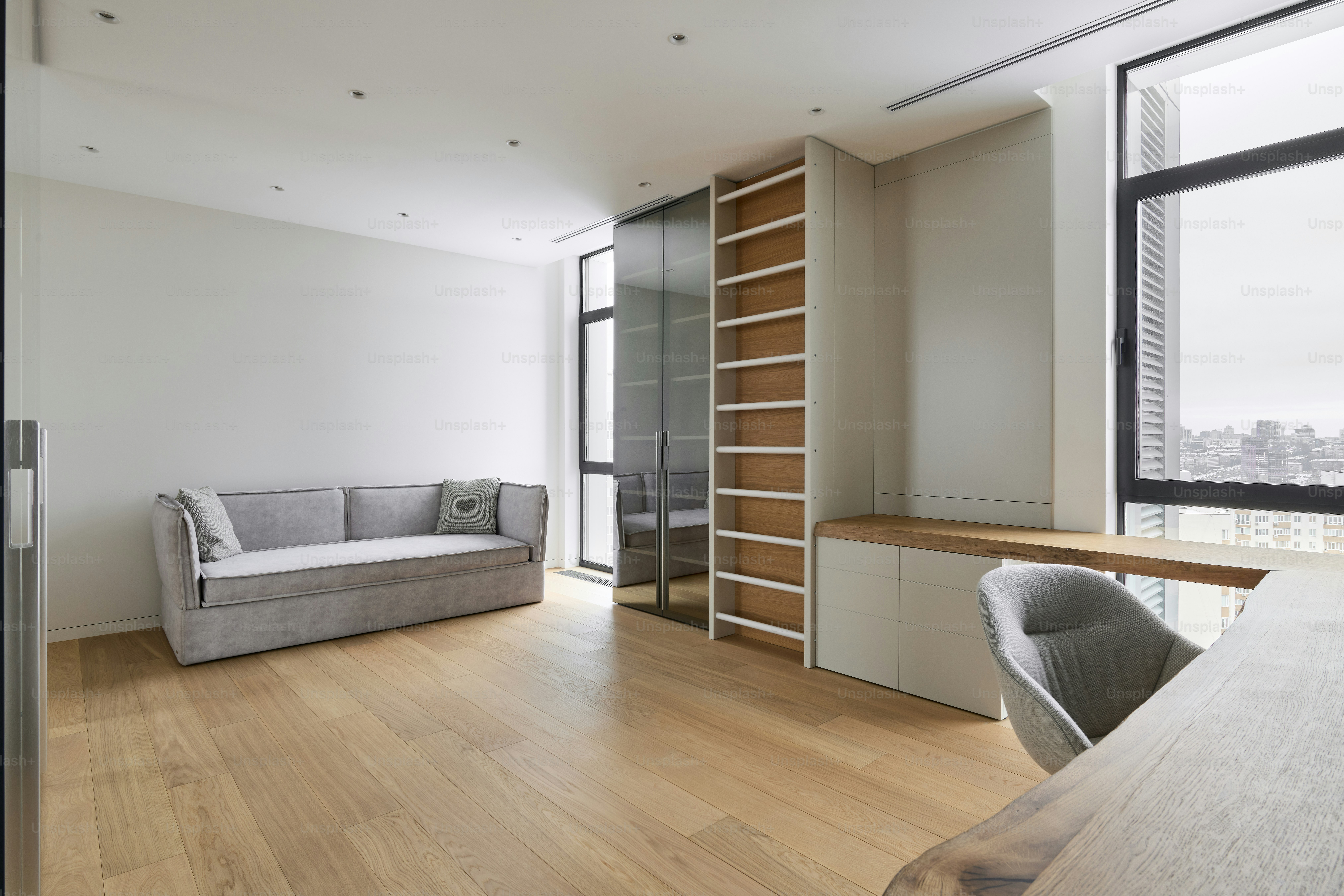 ein Wohnzimmer mit Möbeln und einem großen Fenster