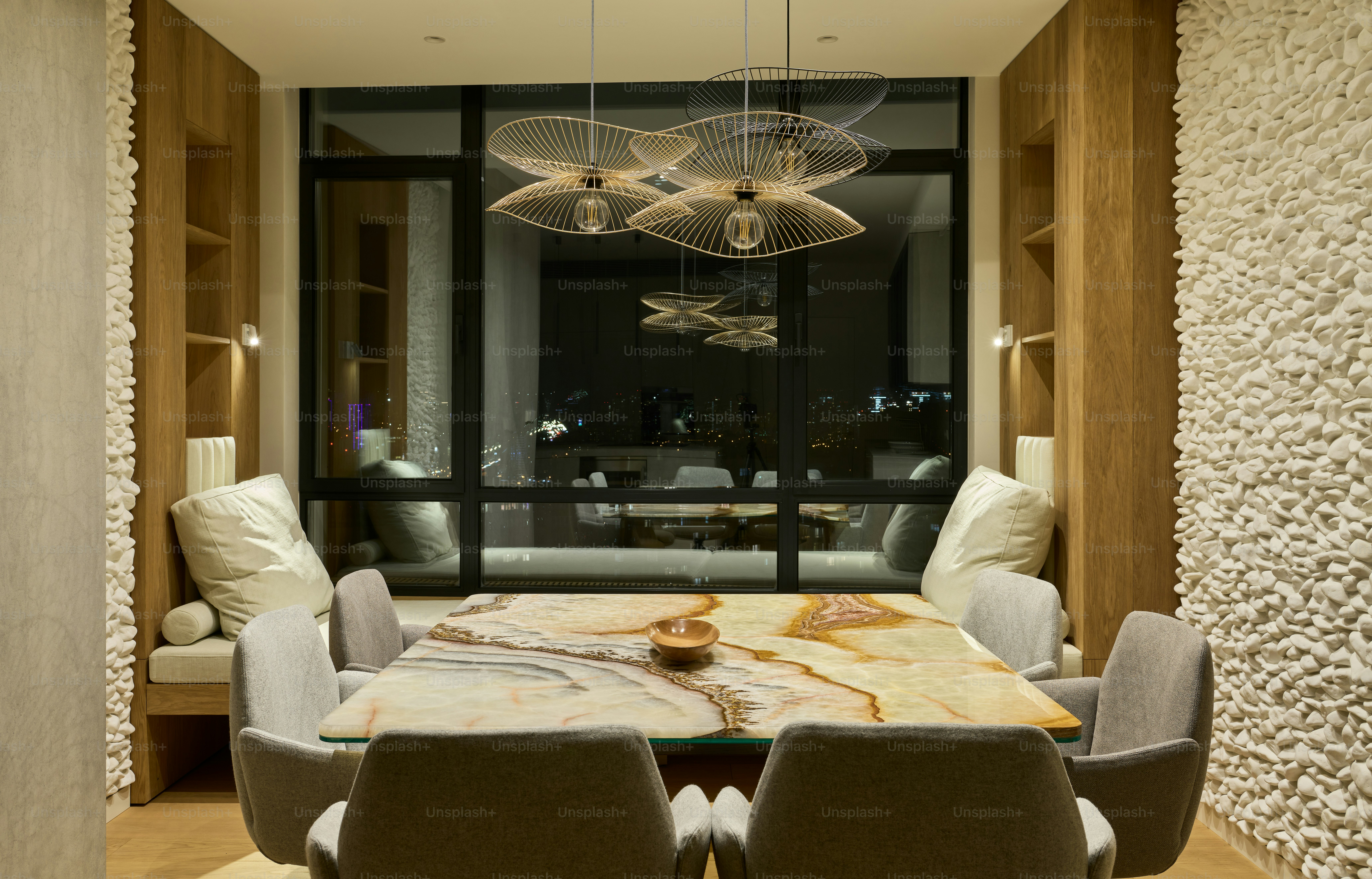 ein Esszimmer mit Marmortisch und Stühlen