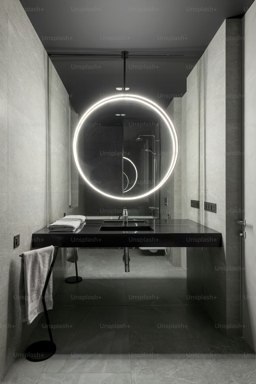 une salle de bain avec lavabo et miroir