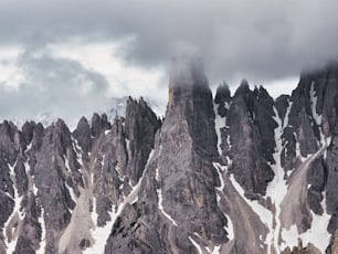 Un gruppo di montagne coperte di neve sotto un cielo nuvoloso