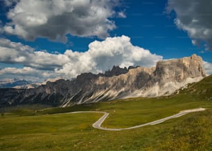 Una vista panoramica di una montagna con una strada tortuosa