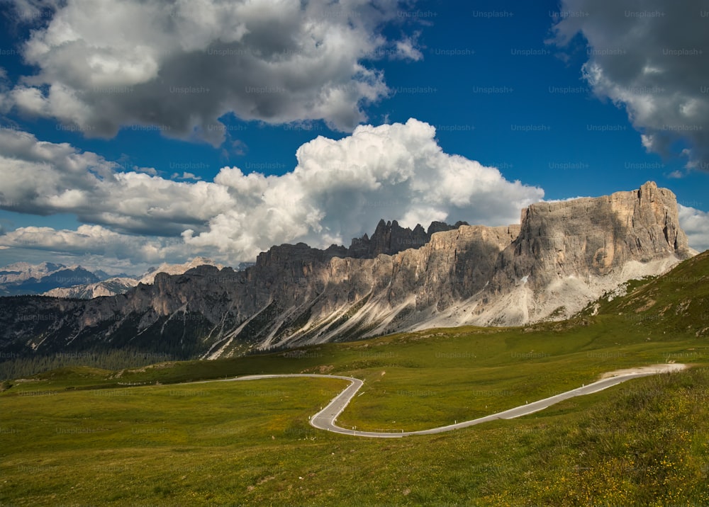 uma vista panorâmica de uma montanha com uma estrada sinuosa