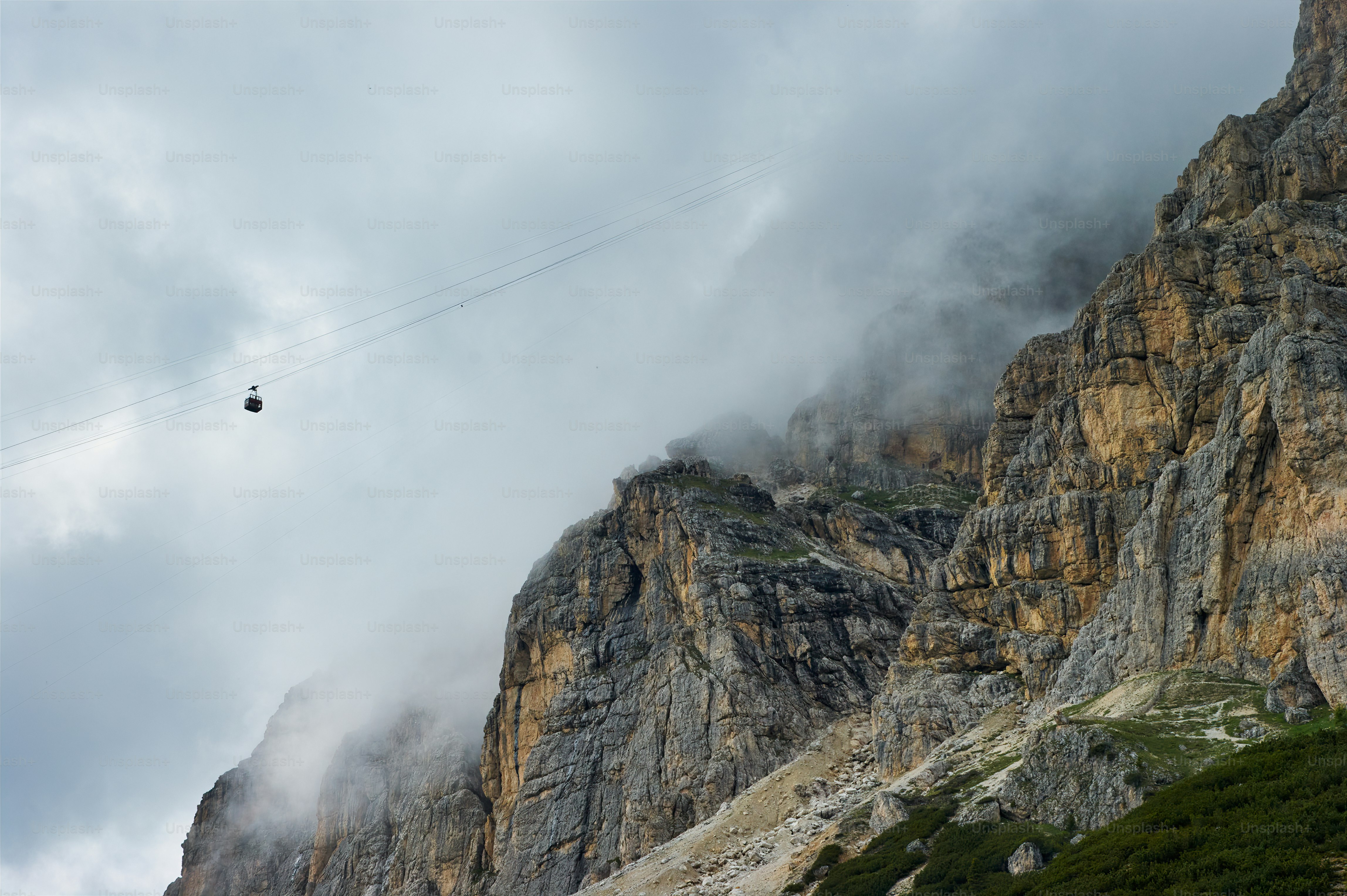 una vista di una montagna con un cavo che la attraversa