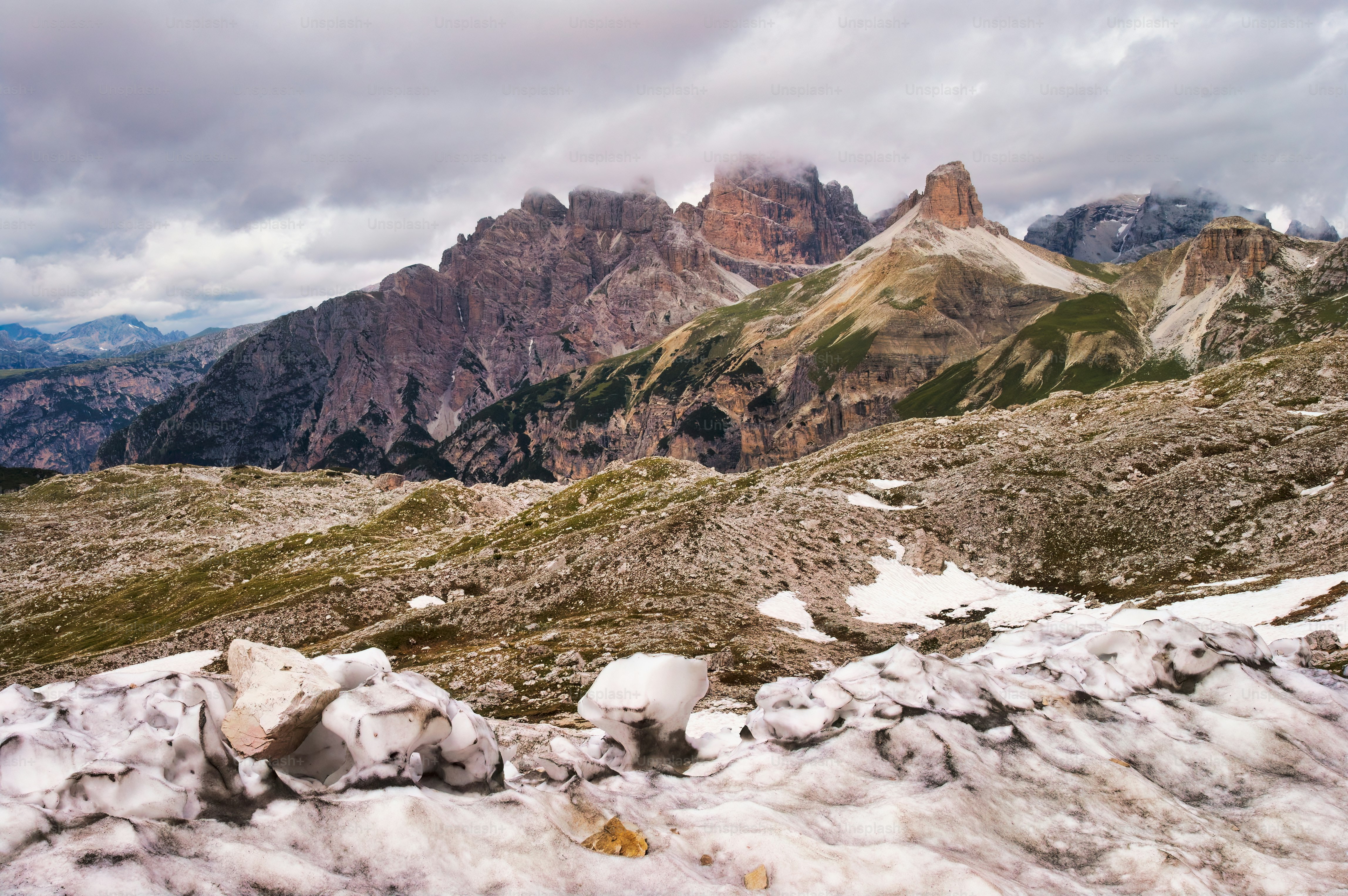 una catena montuosa coperta di neve e ghiaccio