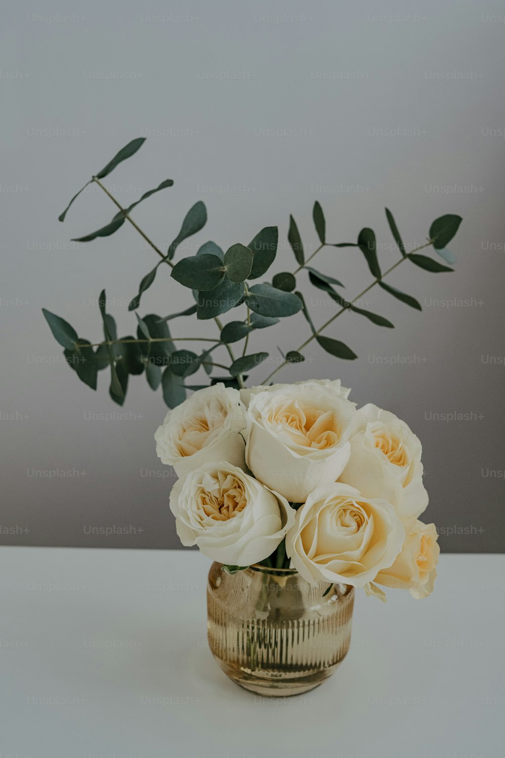 テーブルの上に白い花でいっぱいの花瓶