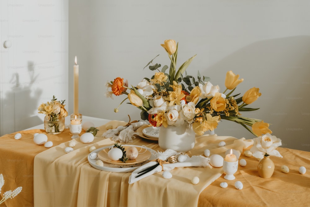 ein Tisch mit einer weißen Vase voller Blumen