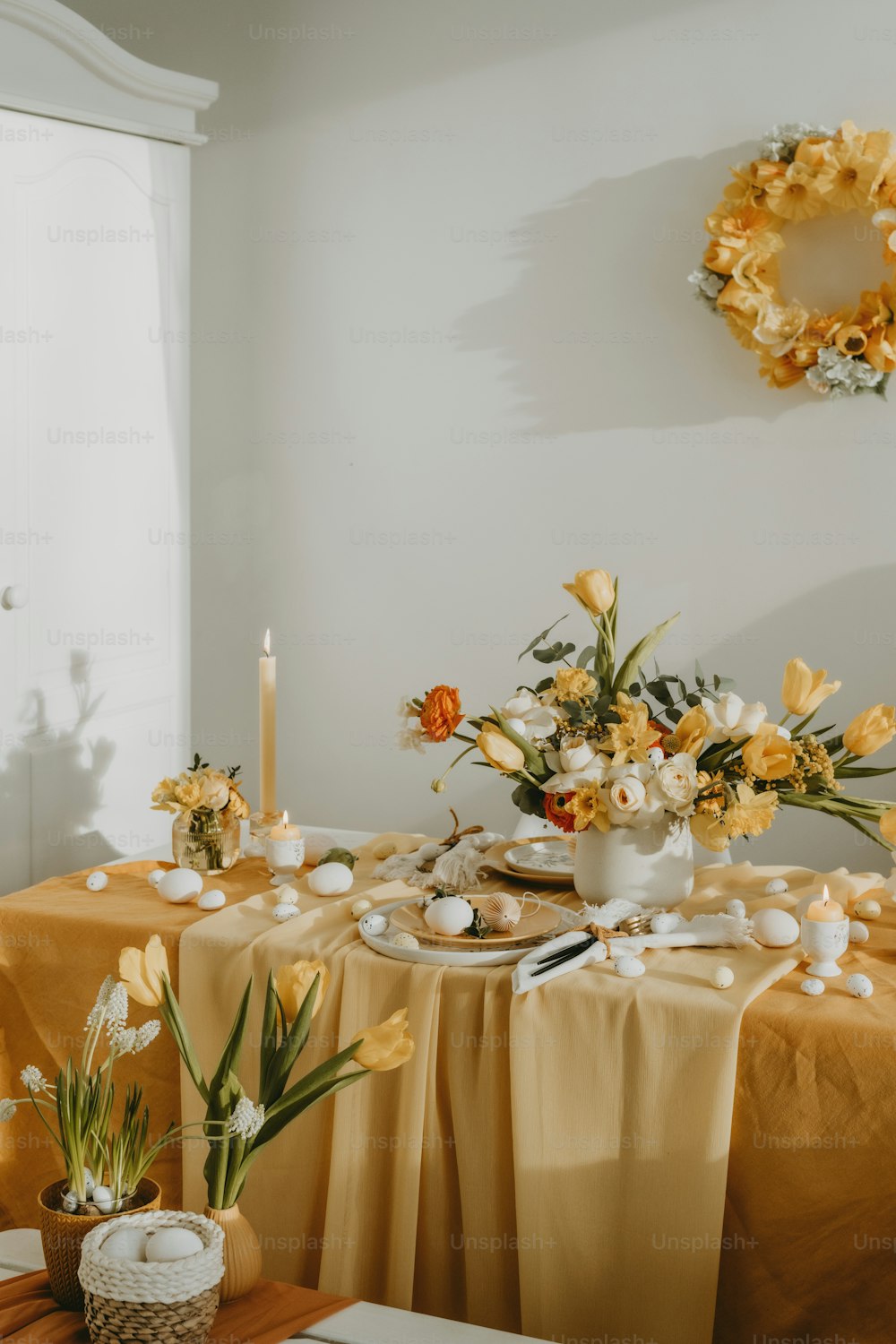 꽃과 촛불이 달린 테이블