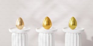 Tres huevos de oro están encima de pedestales blancos