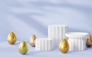 Un grupo de huevos dorados y blancos sentados uno al lado del otro