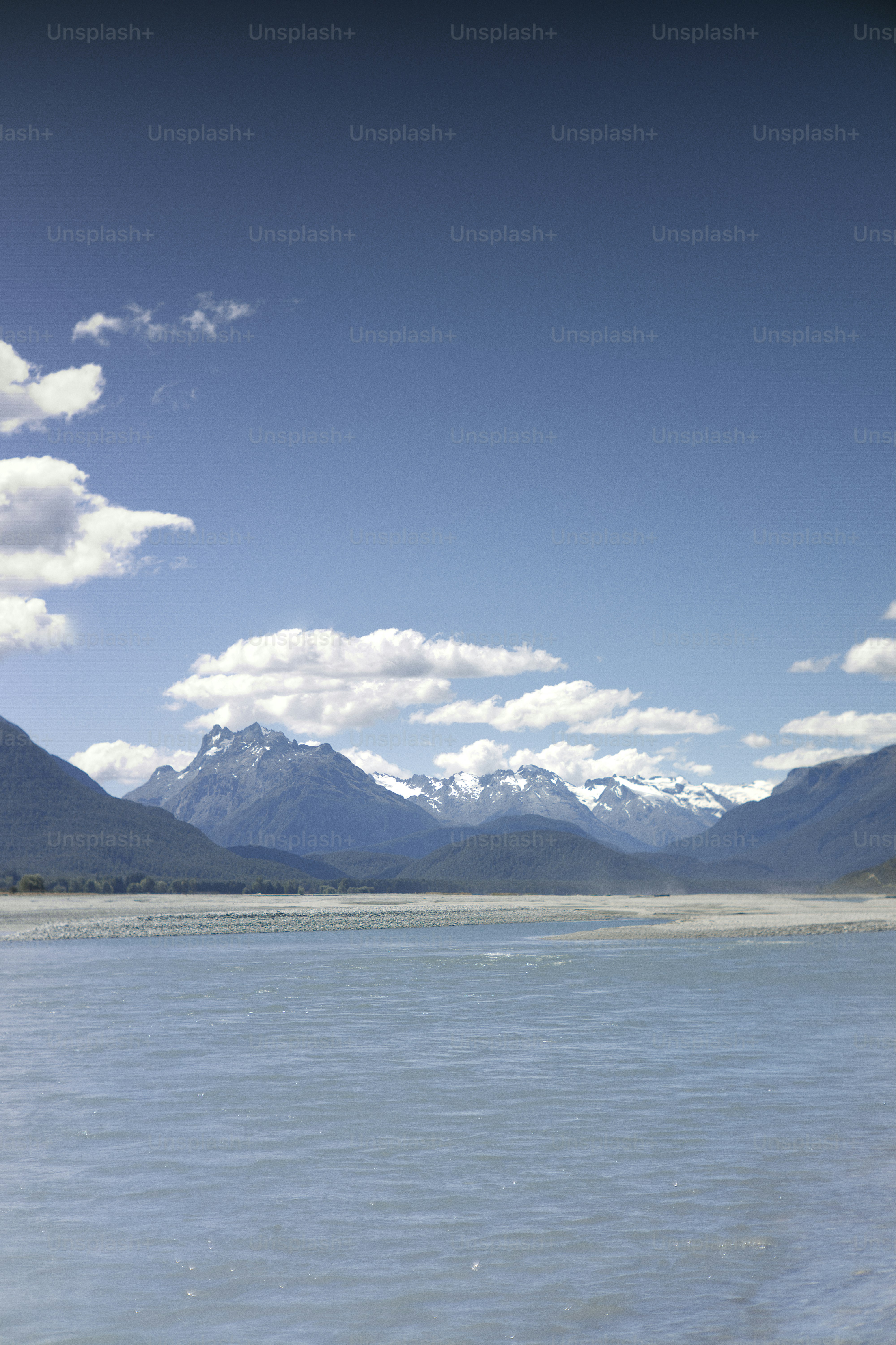 um grande corpo de água com montanhas ao fundo