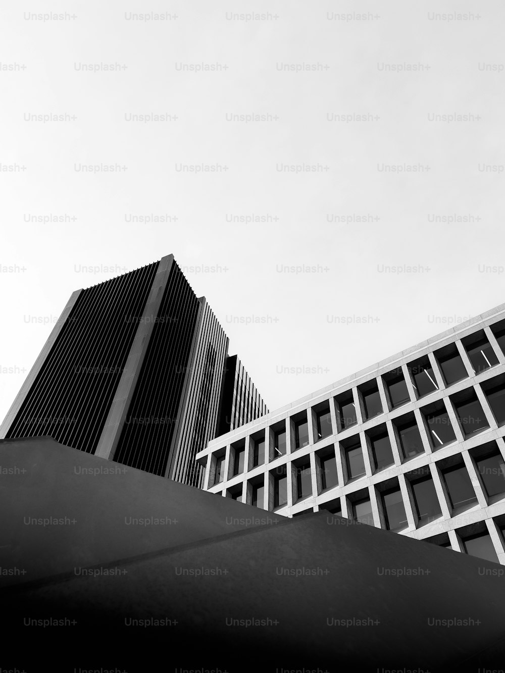 uma foto em preto e branco de um edifício alto