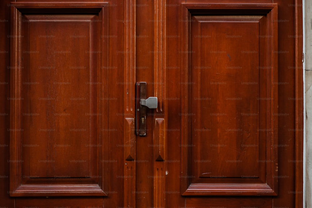 金属製のハンドルが付いた木製のドアのクローズアップ