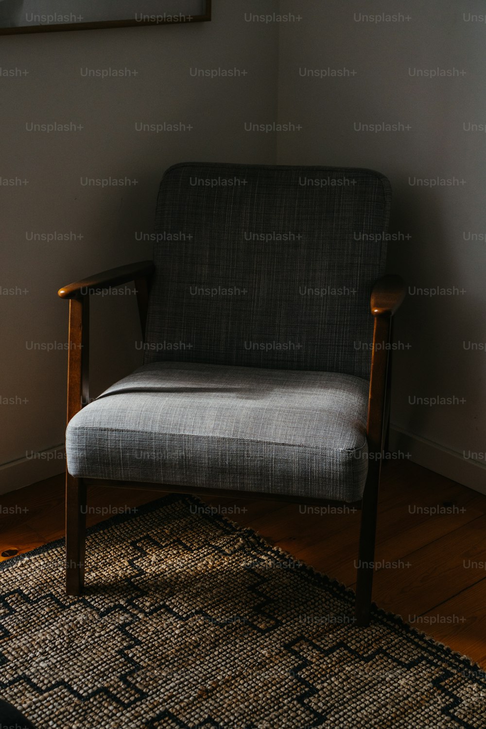 uma cadeira sentada em cima de um piso de madeira