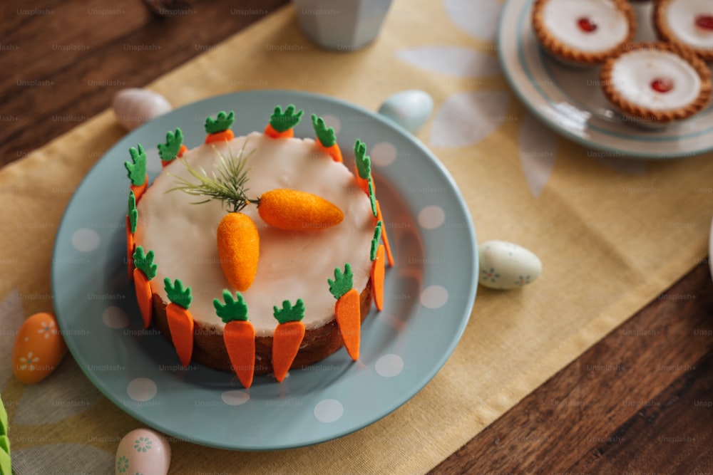 una torta di carote decorata su un piatto blu